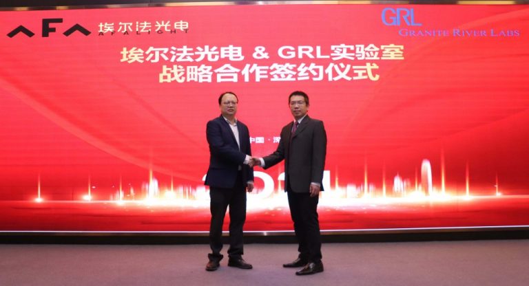 埃爾法光電科技有限公司董事長-黃君彬博士（圖左）與GRL實驗室大中華區總經理莊益林（圖右）握手合影