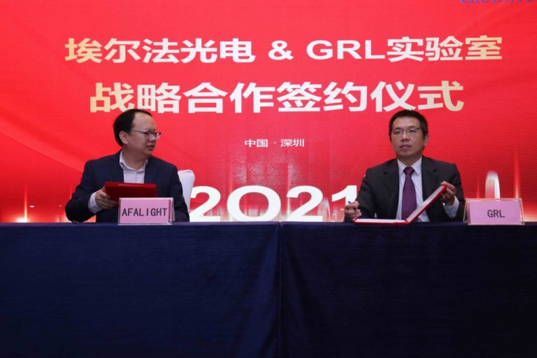 埃爾法光電科技有限公司董事長-黃君彬博士（圖左）與GRL實驗室大中華區總經理-莊益林（圖右）簽約照